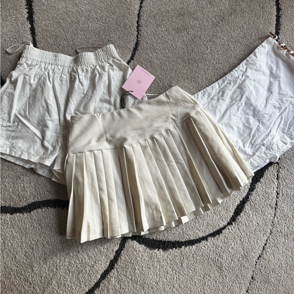 Hello Molly PARISIAN POISE PLEATED MINI SKORT CREAM - Picture 9 of 10